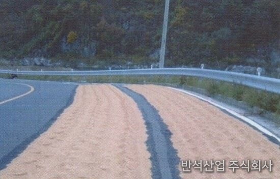 멍석망 사용 모습 (곡물 건조)